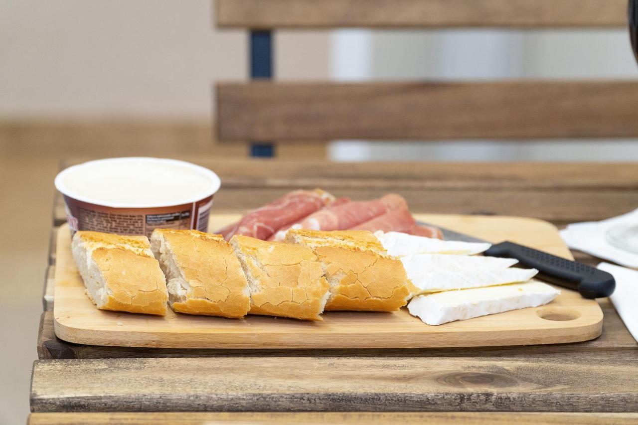 B Casacafe Madrid Pozuelo 2 Bano Fuera De La Habitacion O Compartido Pozuelo de Alarcón Екстериор снимка